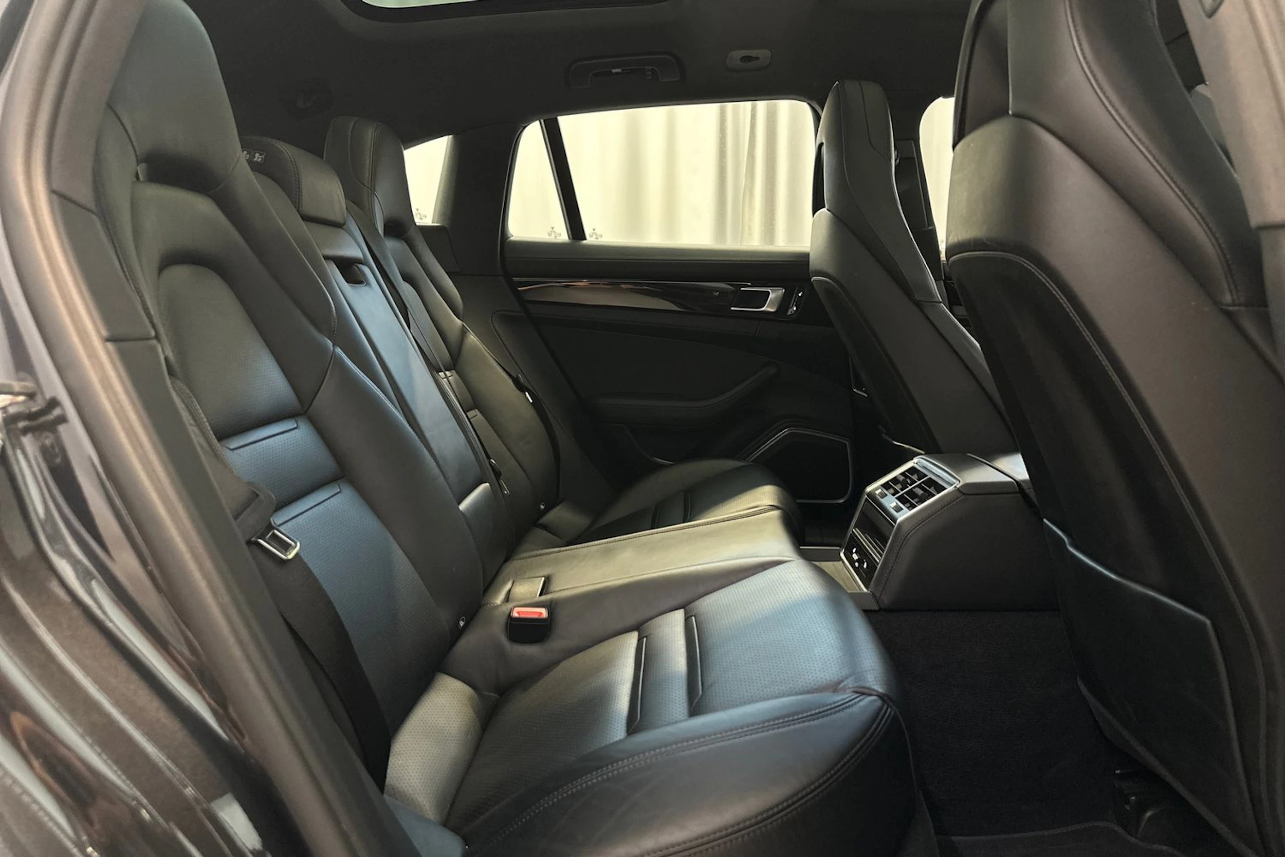 harmaa Porsche Panamera 2018 kuva 10.