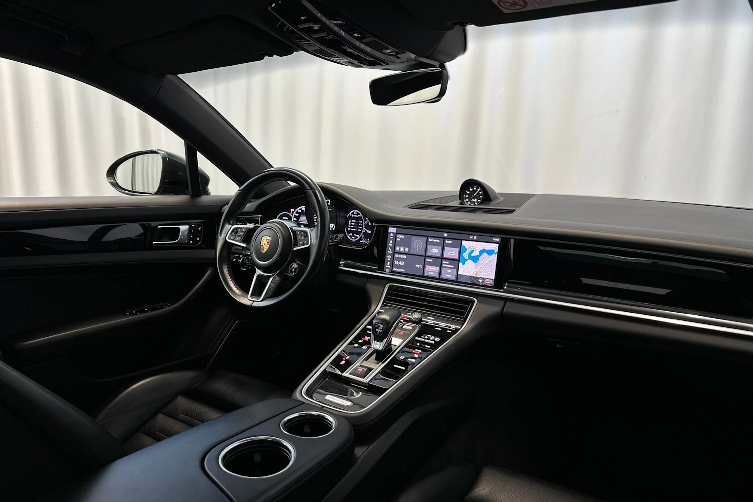 harmaa Porsche Panamera 2018 kuva 11.