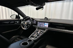 harmaa Porsche Panamera 2018 kuva 11.