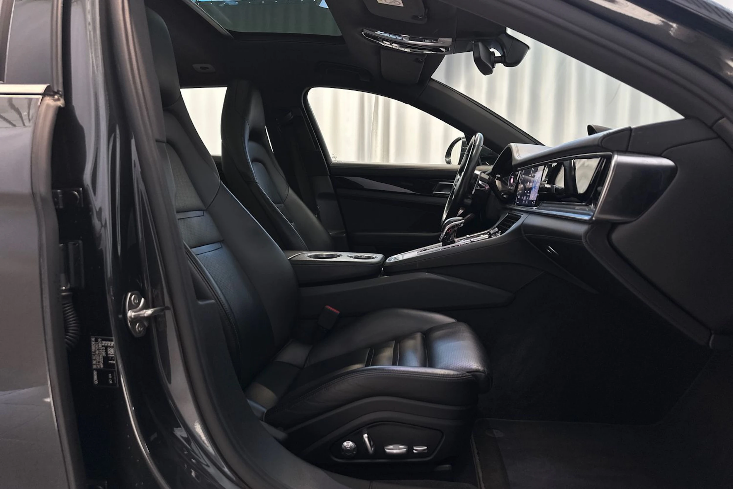 harmaa Porsche Panamera 2018 kuva 12.