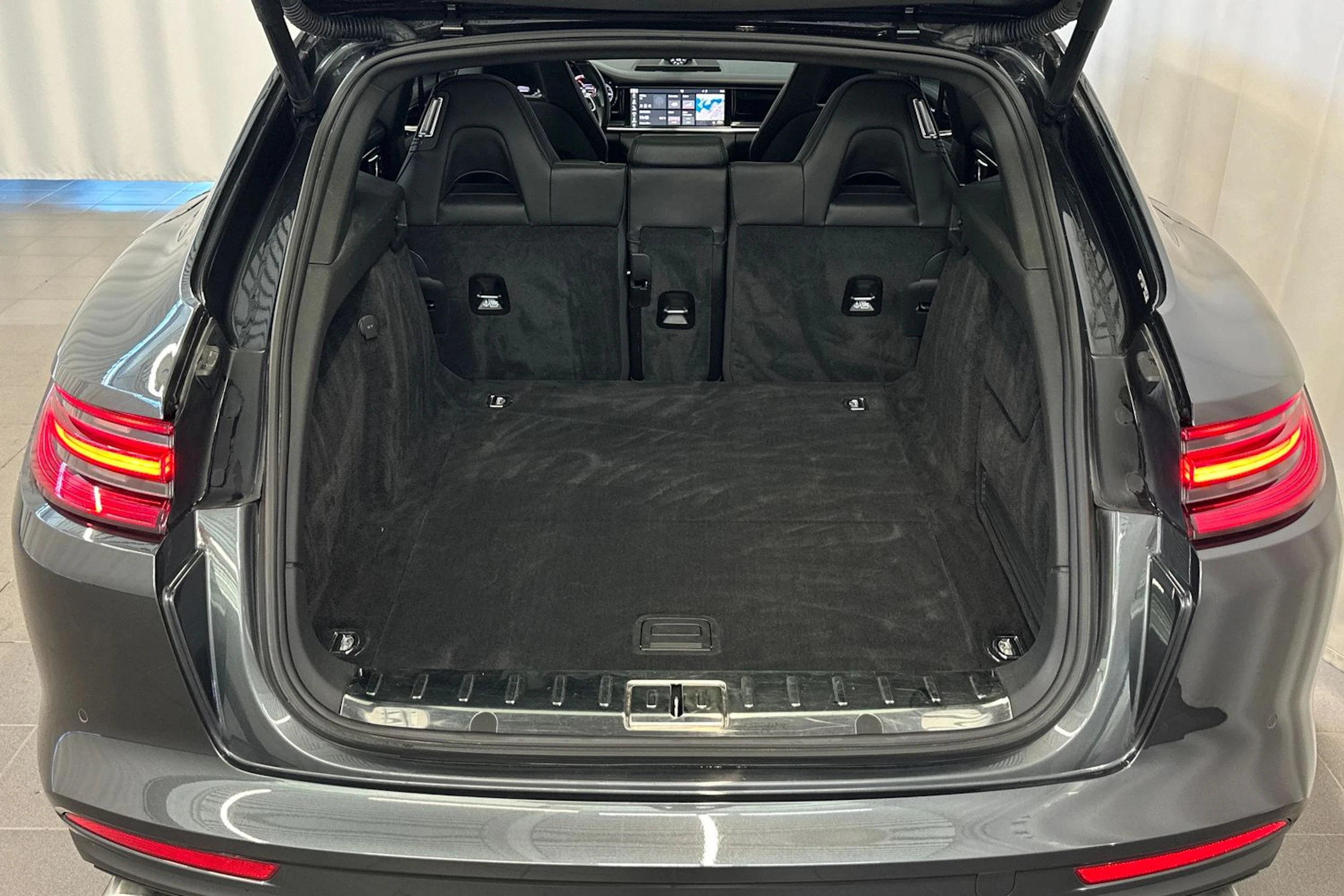 harmaa Porsche Panamera 2018 kuva 13.