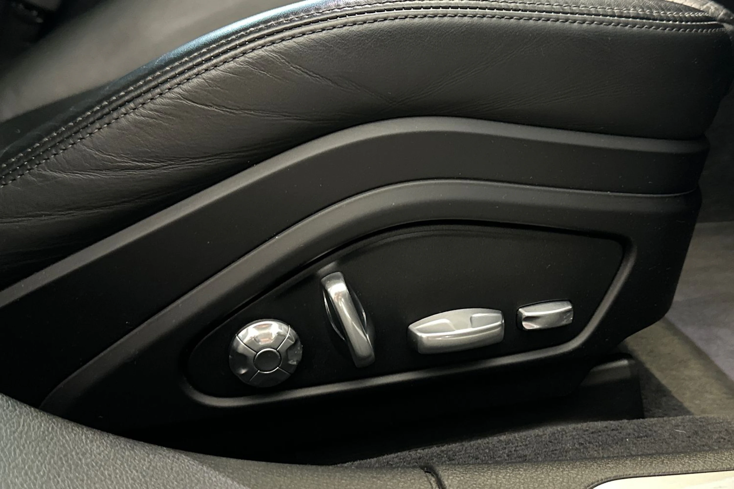 harmaa Porsche Panamera 2018 kuva 15.