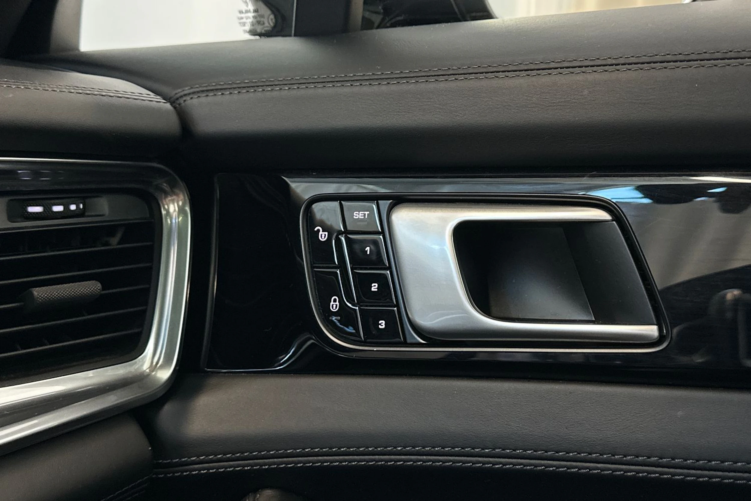 harmaa Porsche Panamera 2018 kuva 16.