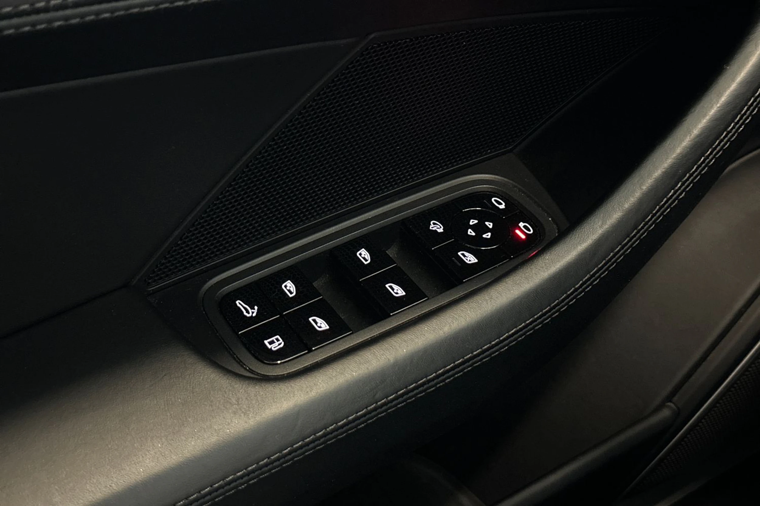 harmaa Porsche Panamera 2018 kuva 19.