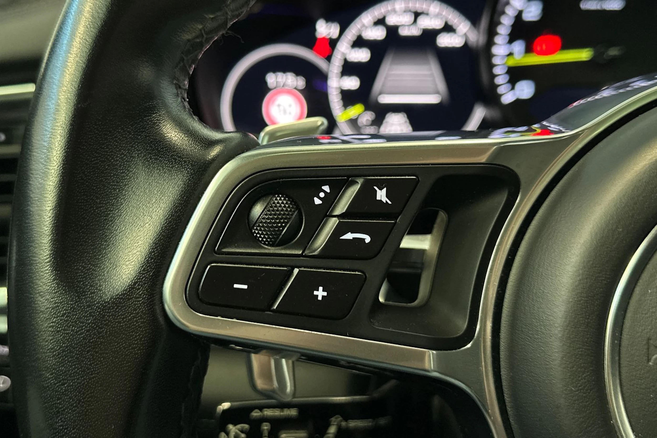 harmaa Porsche Panamera 2018 kuva 22.