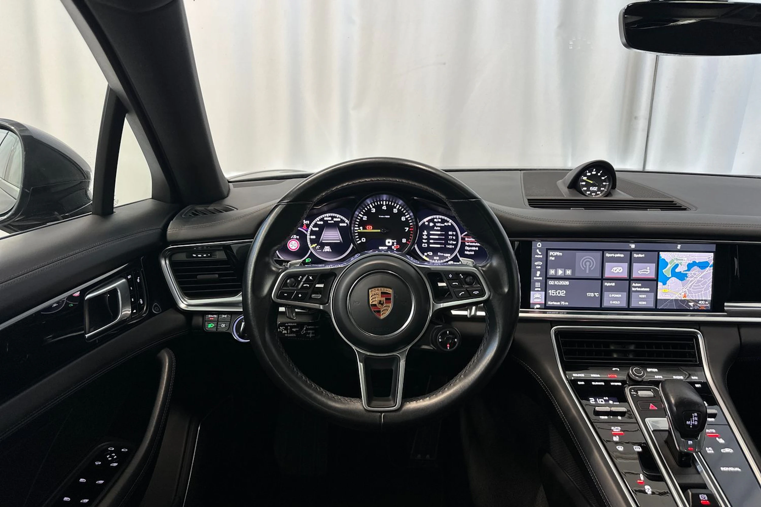 harmaa Porsche Panamera 2018 kuva 35.