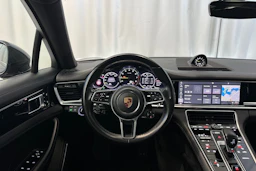 harmaa Porsche Panamera 2018 kuva 35.