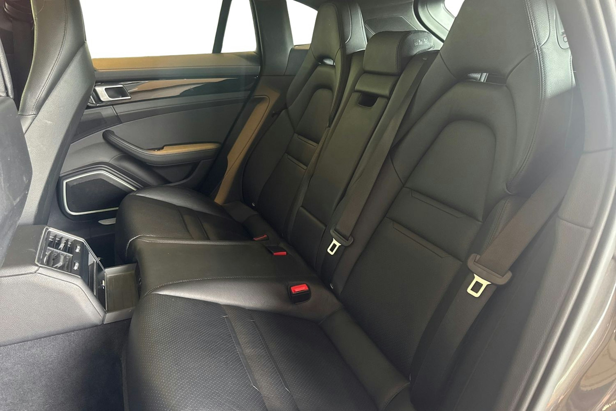 harmaa Porsche Panamera 2018 kuva 8.