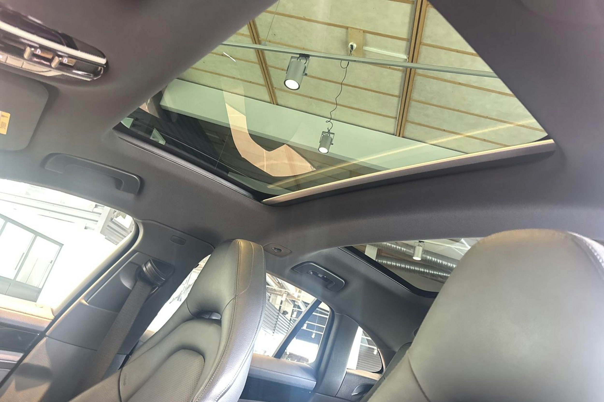 harmaa Porsche Panamera 2018 kuva 10.