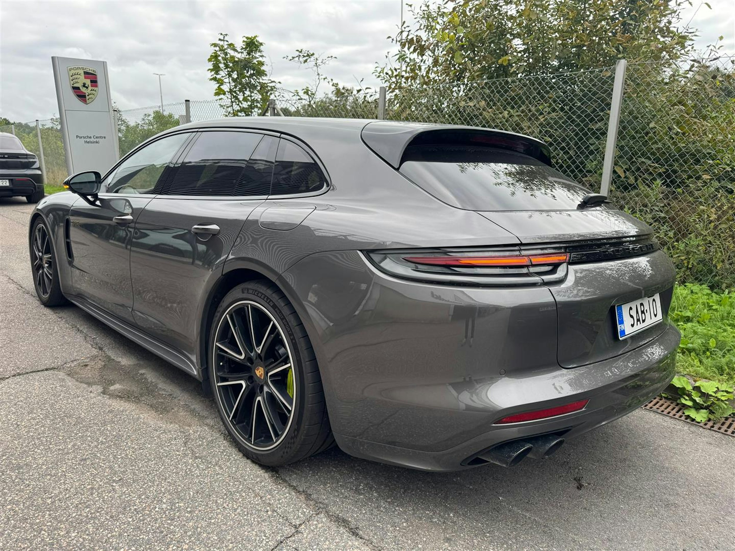 Harmaa Porsche Panamera 2018 kuva 2.