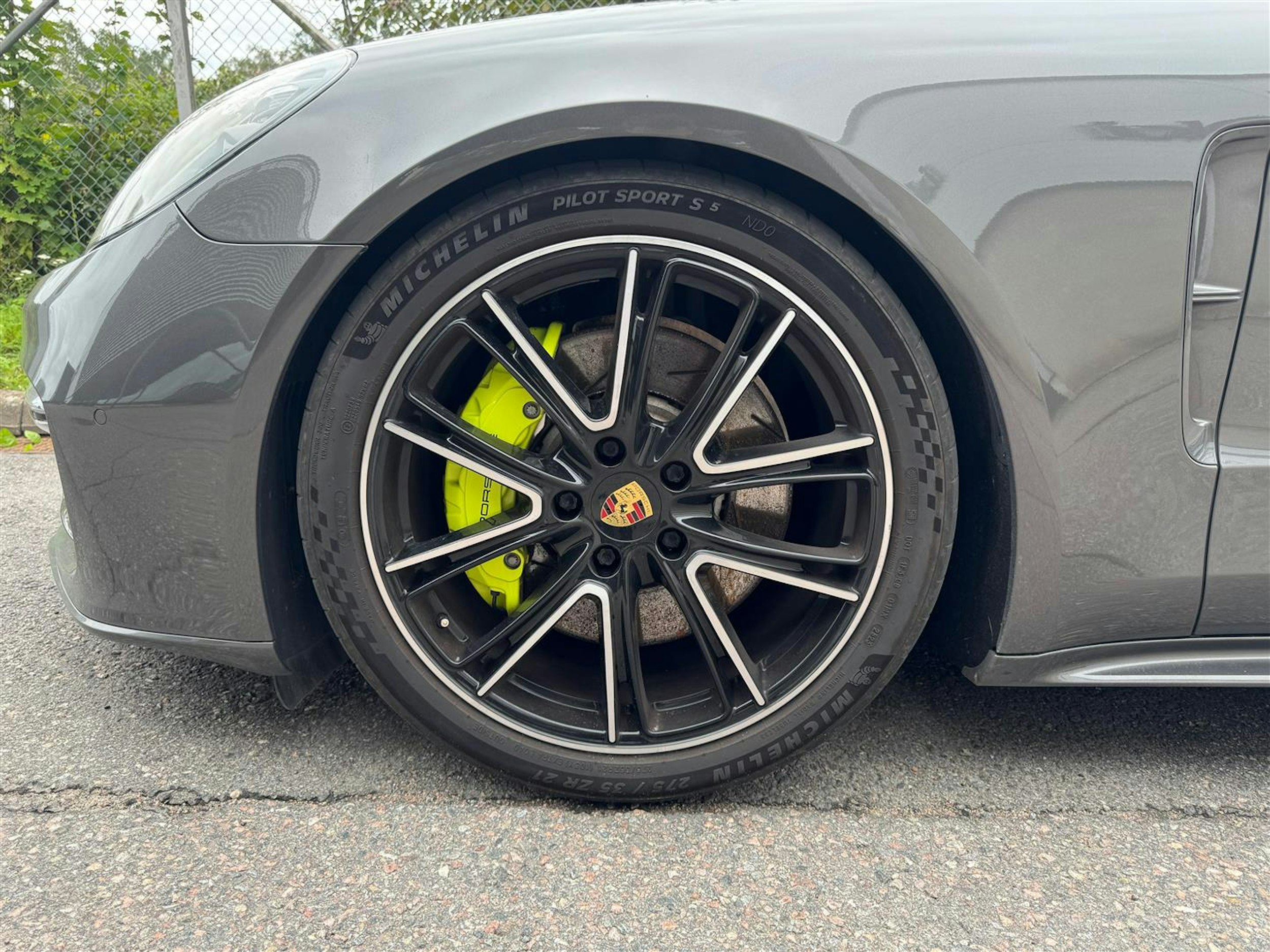 Harmaa Porsche Panamera 2018 kuva 3.