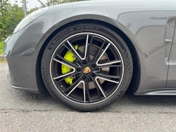 Harmaa Porsche Panamera 2018 kuva 3.
