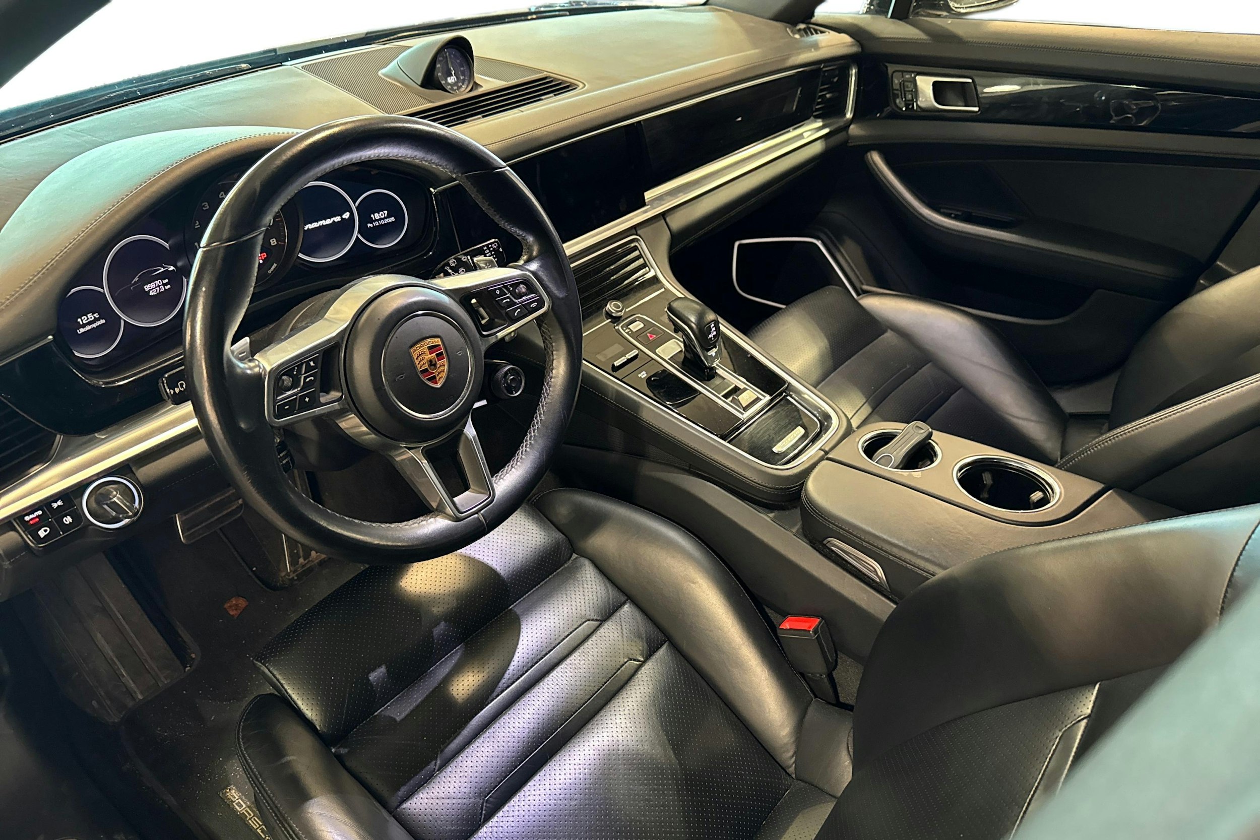 harmaa Porsche Panamera 2018 kuva 3.