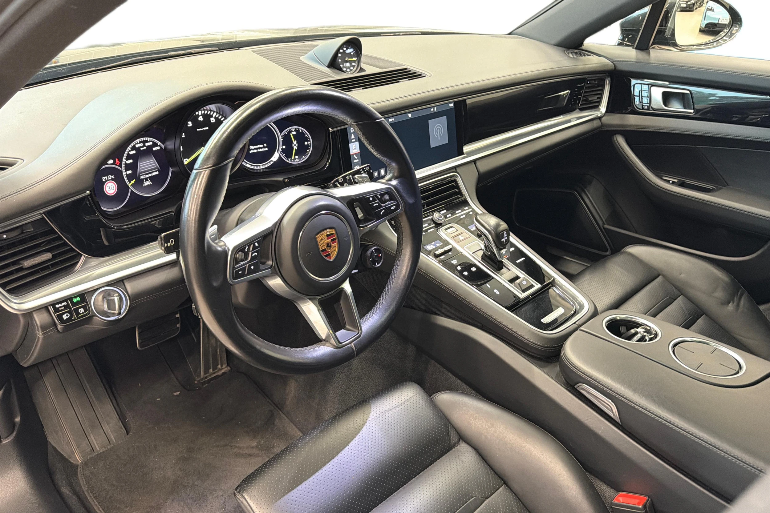 Harmaa Porsche Panamera 2018 kuva 6.