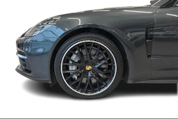 Harmaa Porsche Panamera 2018 kuva 7.