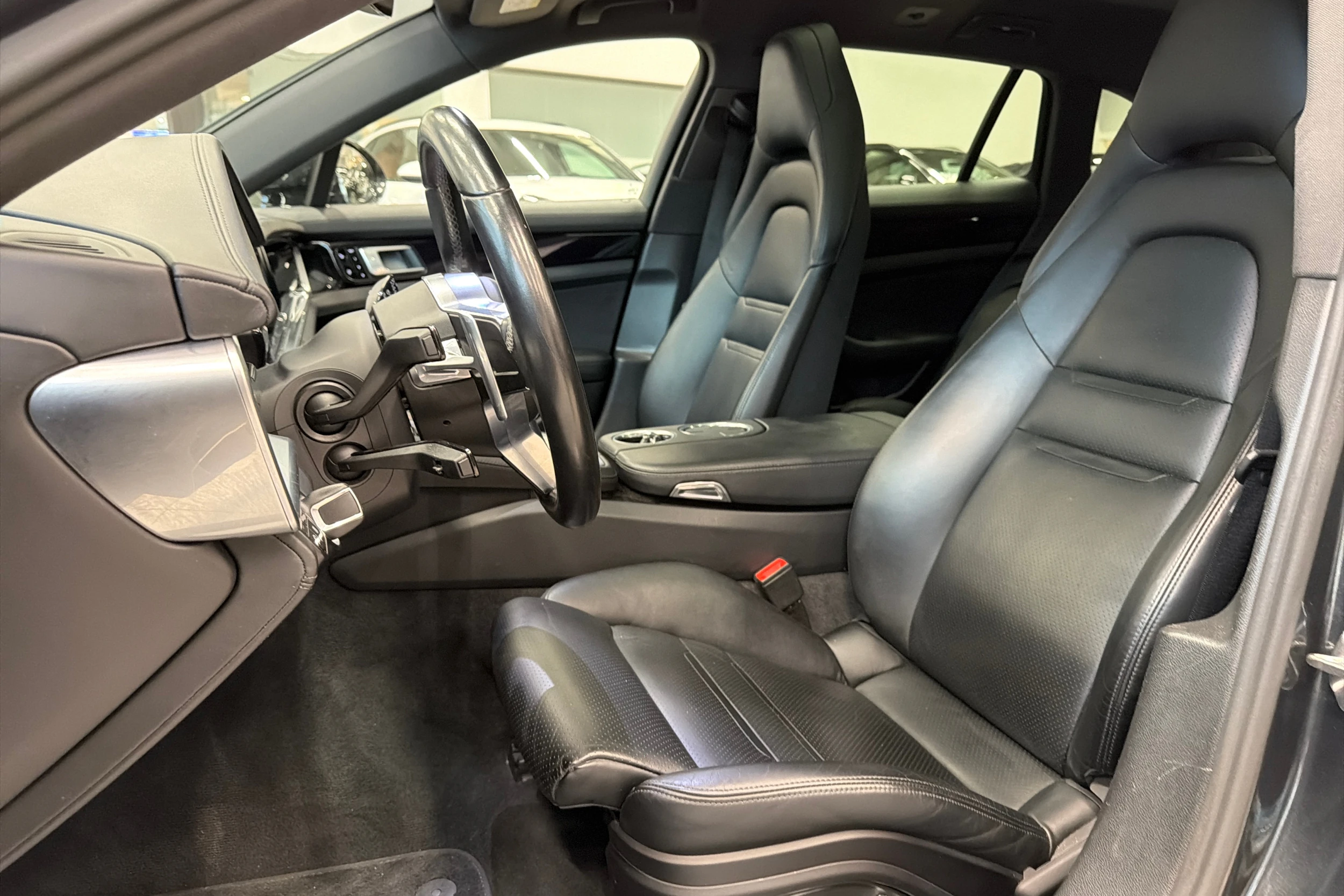 Harmaa Porsche Panamera 2018 kuva 8.