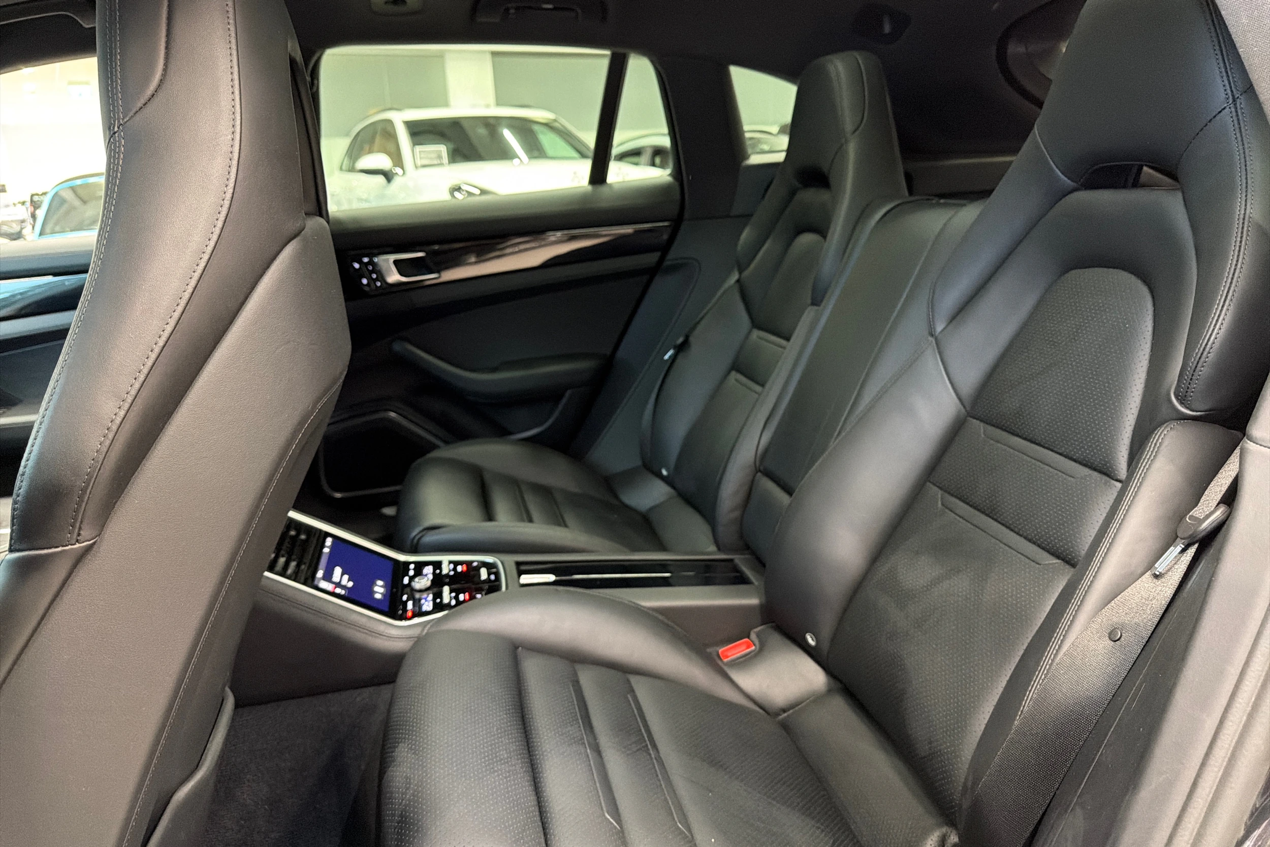 Harmaa Porsche Panamera 2018 kuva 9.
