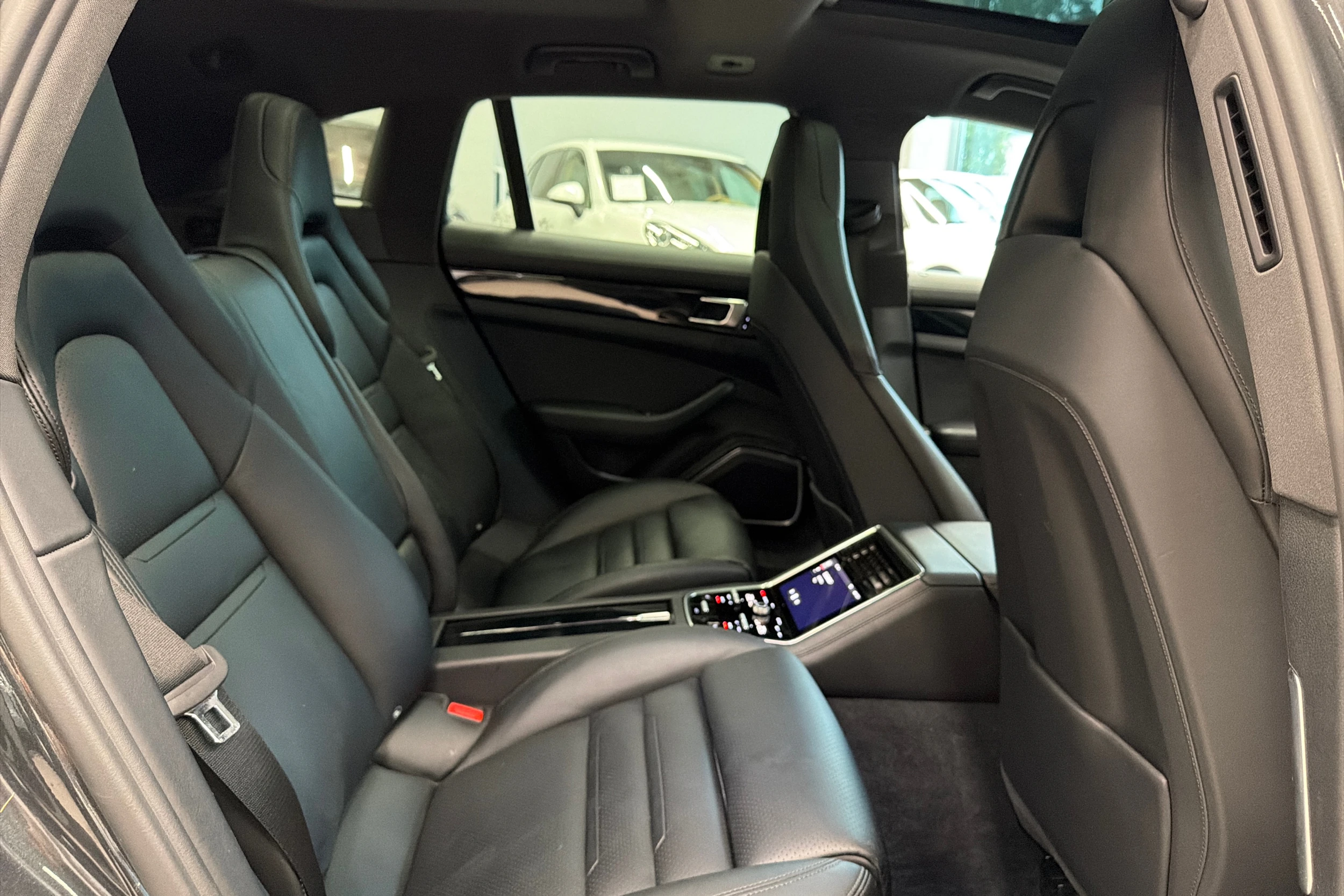 Harmaa Porsche Panamera 2018 kuva 11.