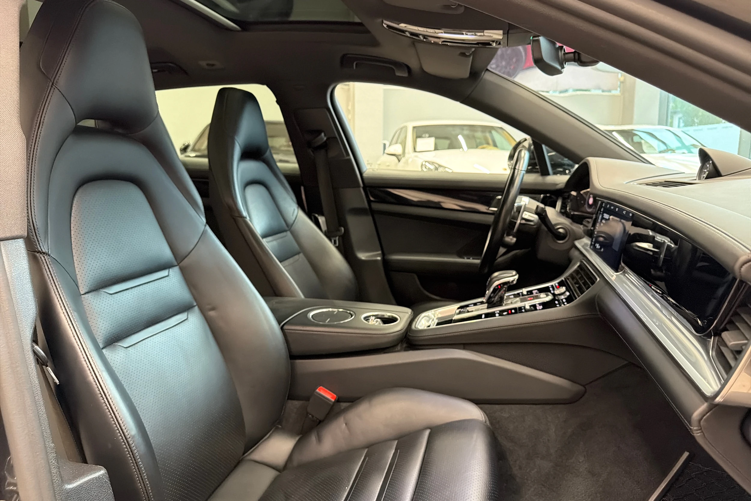 Harmaa Porsche Panamera 2018 kuva 12.