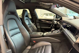 Harmaa Porsche Panamera 2018 kuva 12.