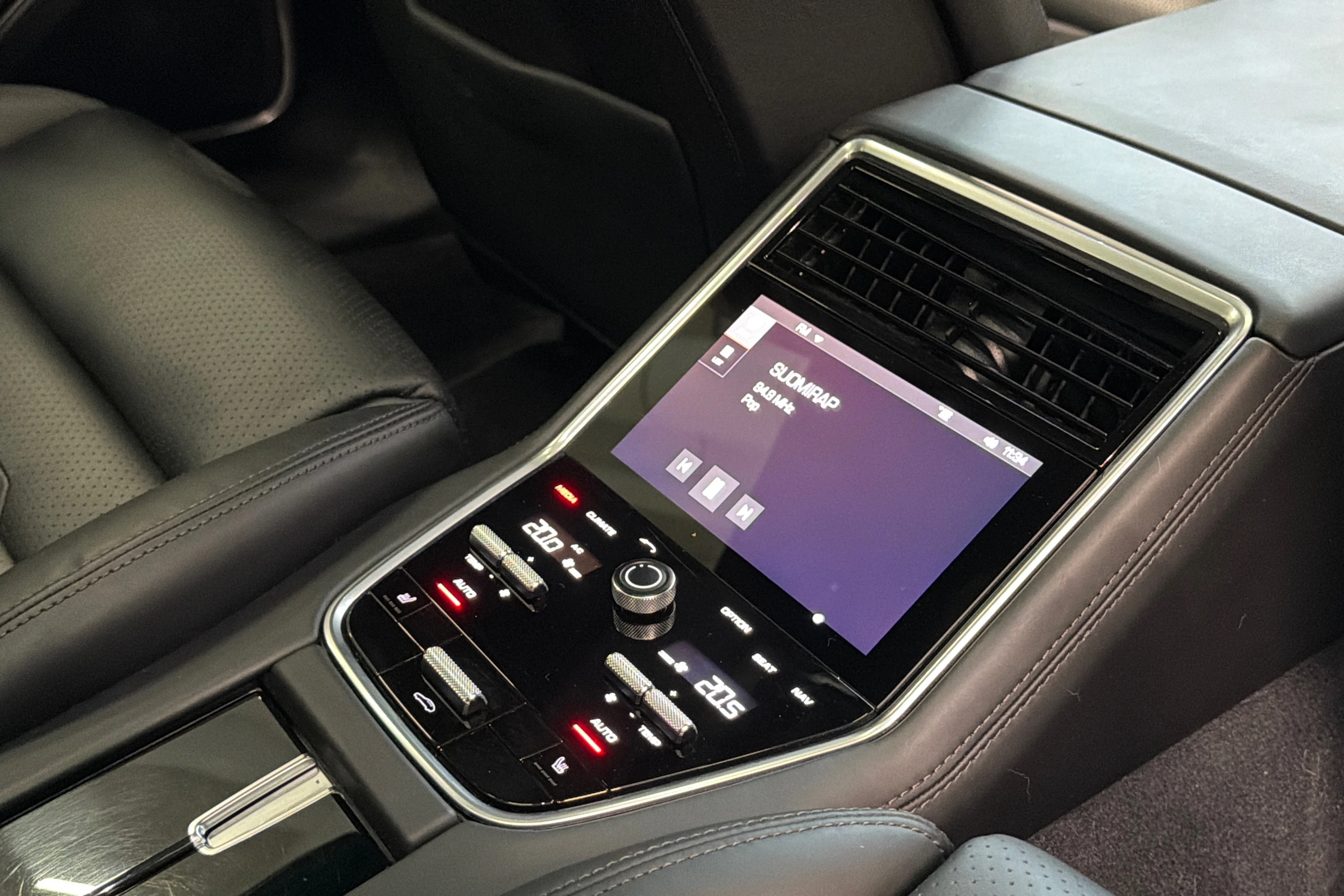 Harmaa Porsche Panamera 2018 kuva 13.