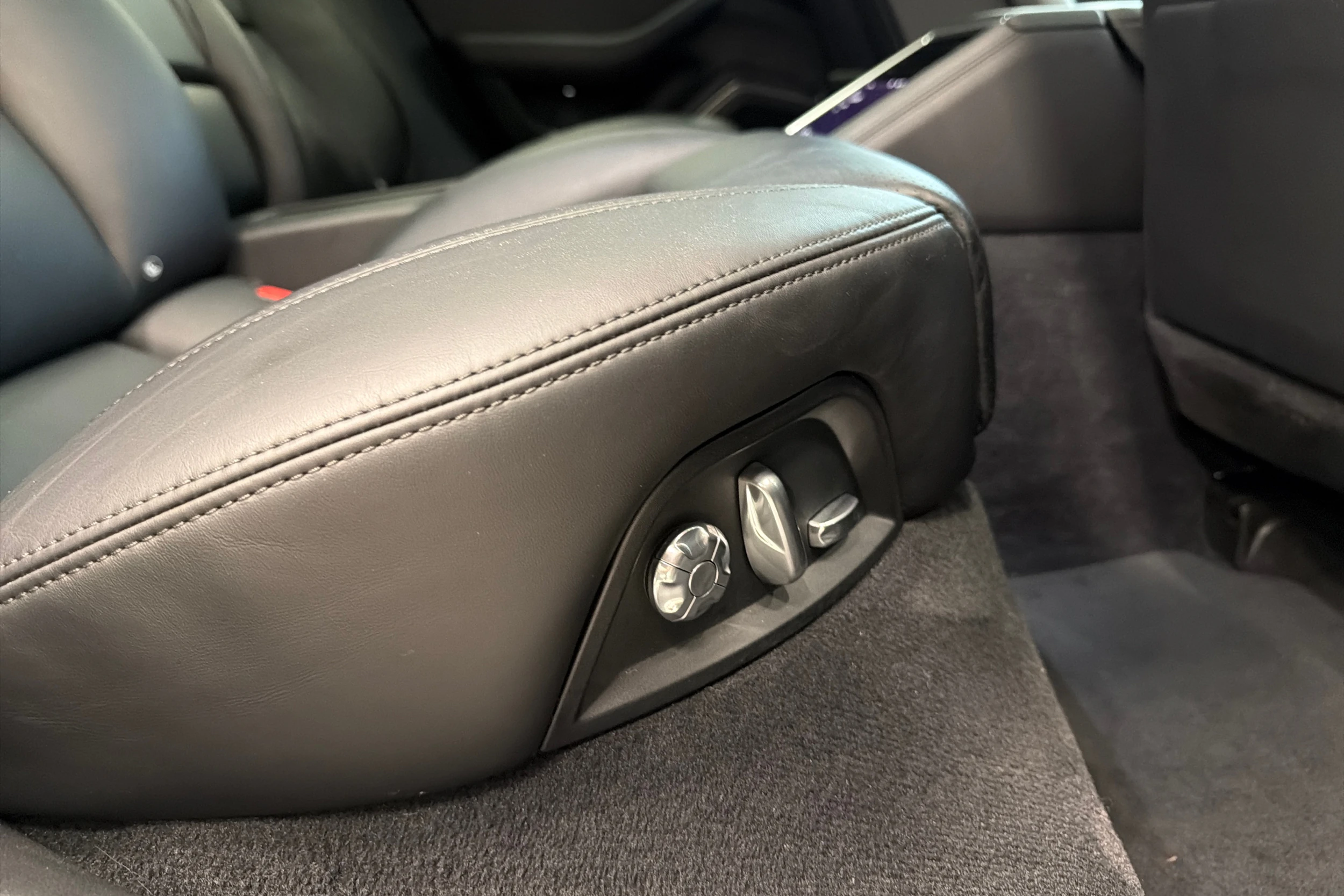 Harmaa Porsche Panamera 2018 kuva 14.