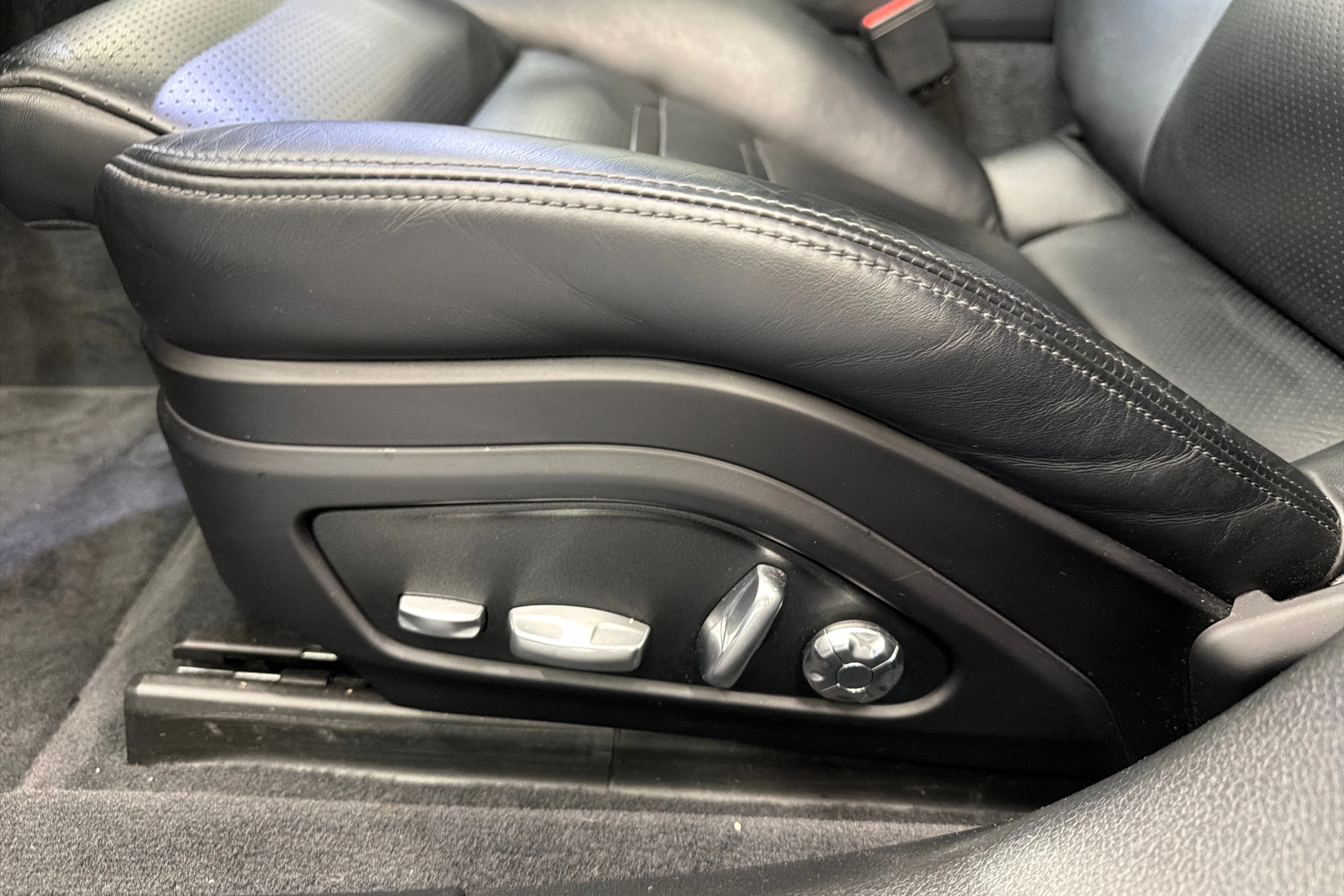 Harmaa Porsche Panamera 2018 kuva 15.