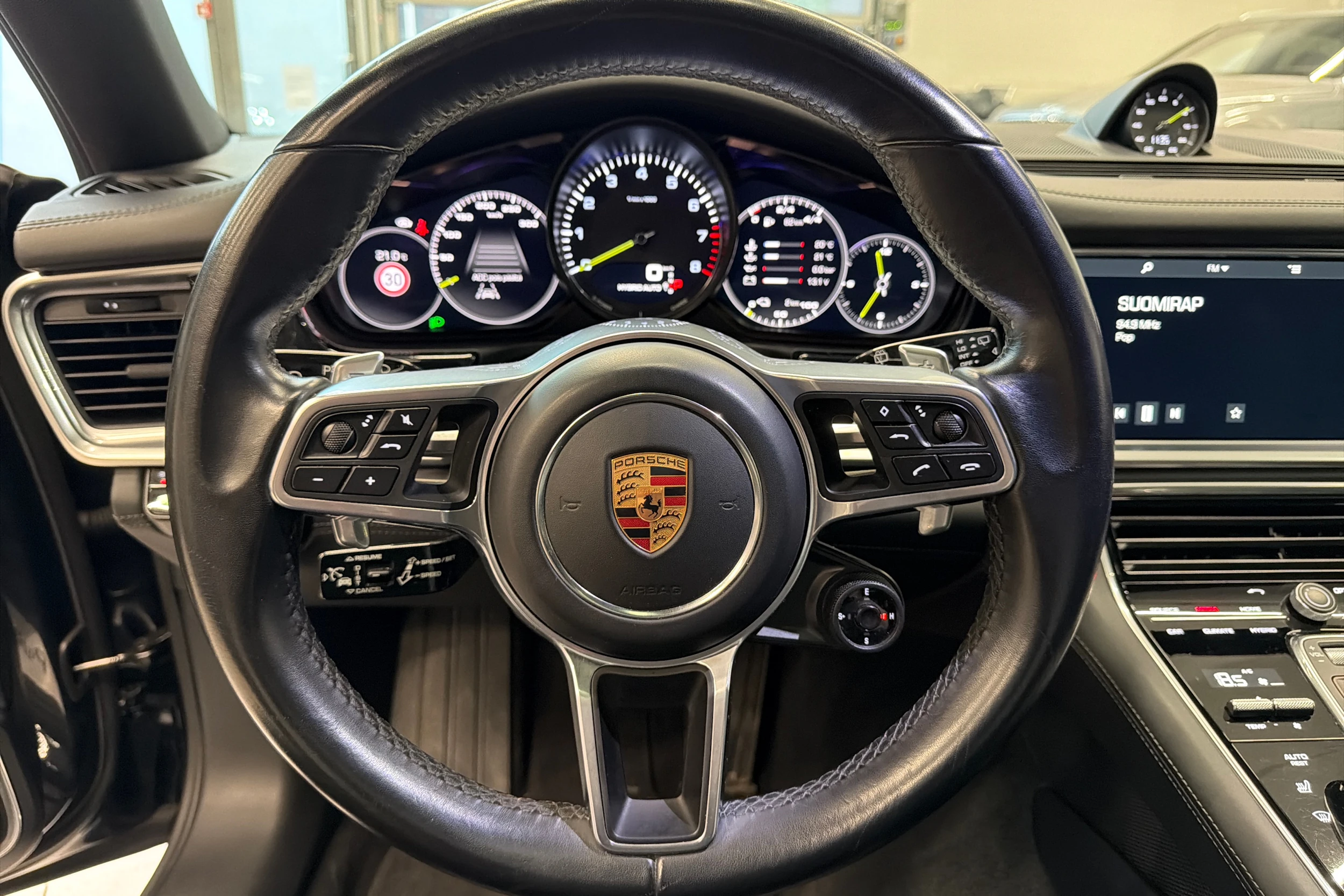 Harmaa Porsche Panamera 2018 kuva 16.