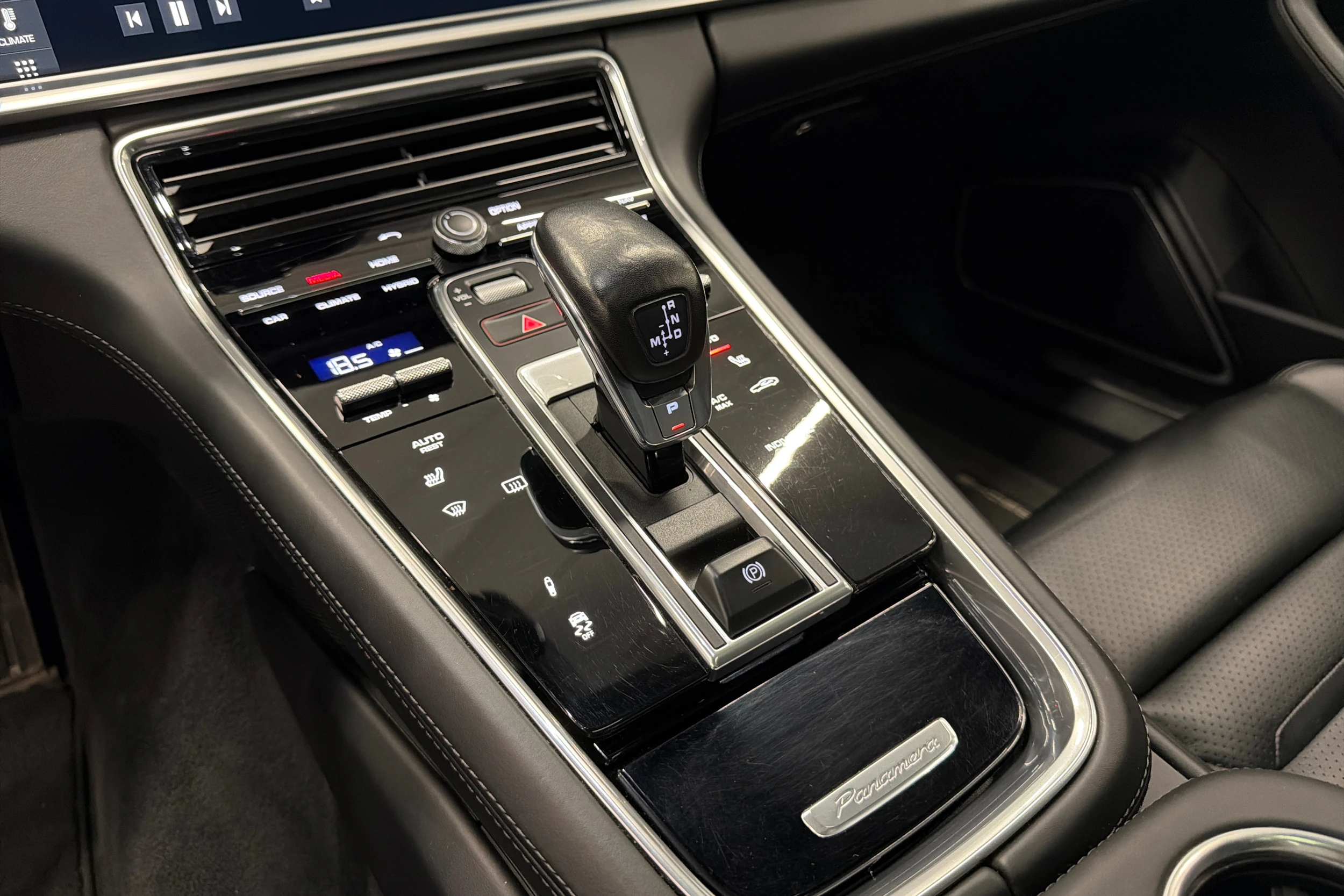 Harmaa Porsche Panamera 2018 kuva 18.