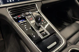 Harmaa Porsche Panamera 2018 kuva 18.