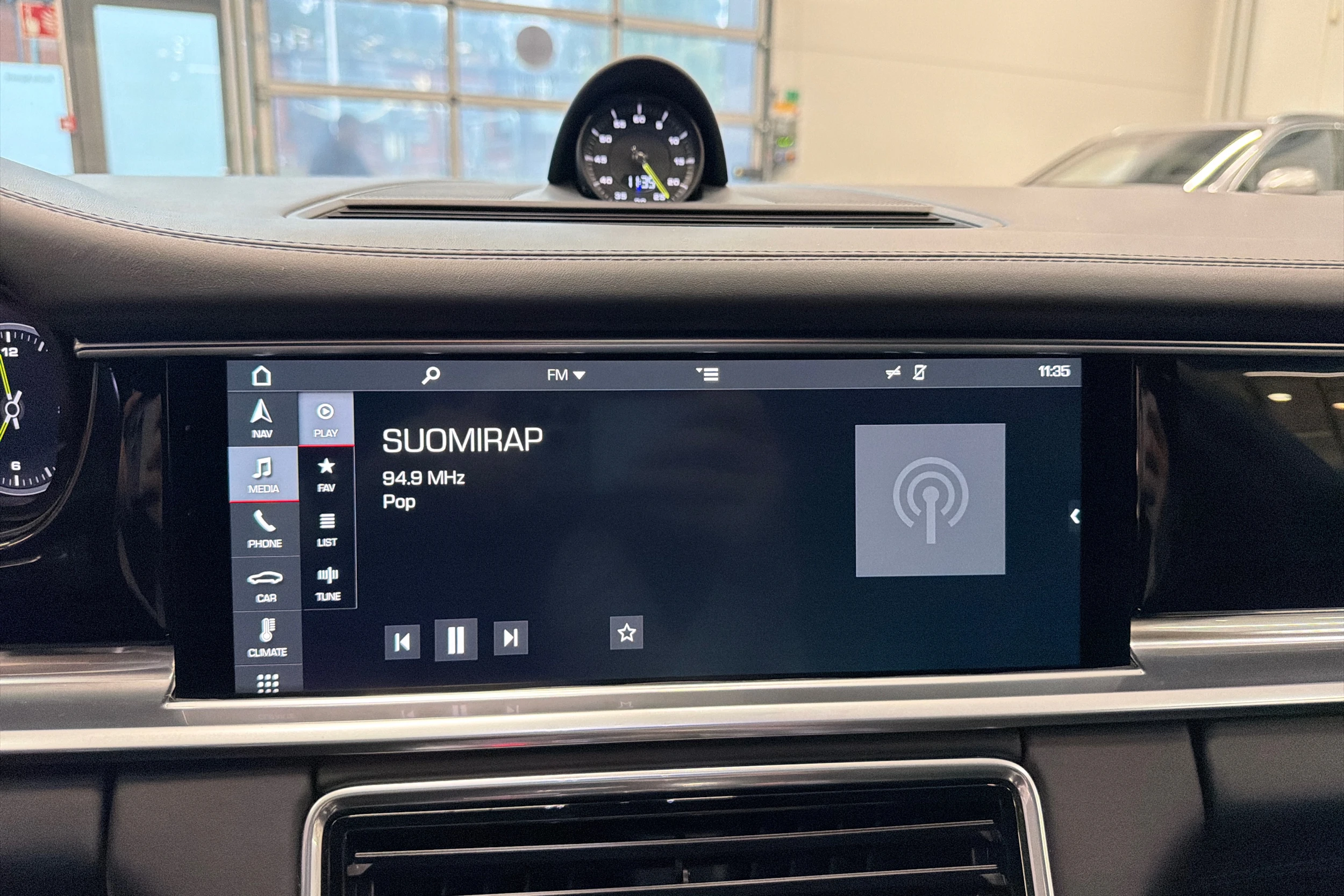 Harmaa Porsche Panamera 2018 kuva 19.