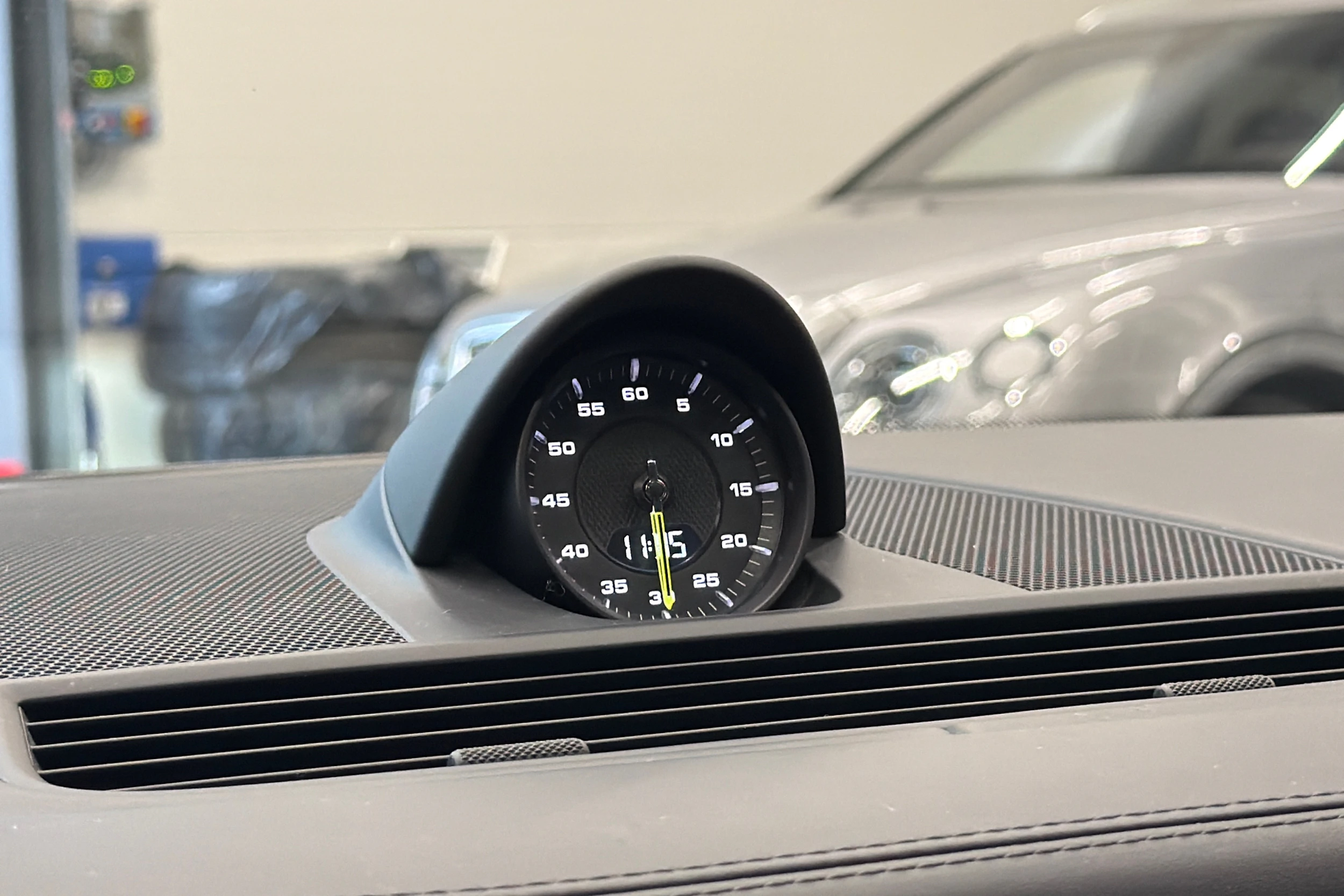 Harmaa Porsche Panamera 2018 kuva 20.