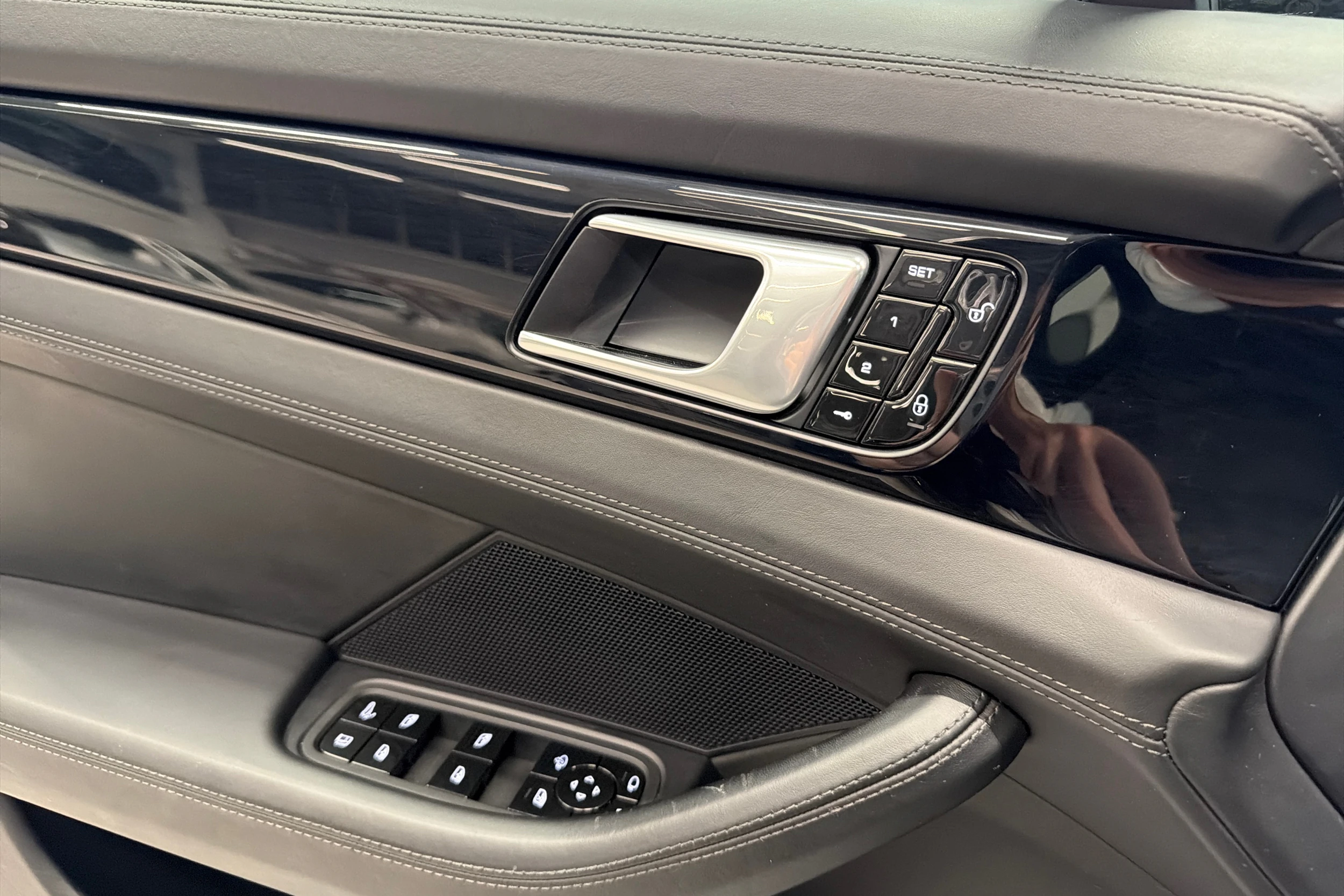 Harmaa Porsche Panamera 2018 kuva 22.