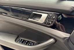 Harmaa Porsche Panamera 2018 kuva 22.