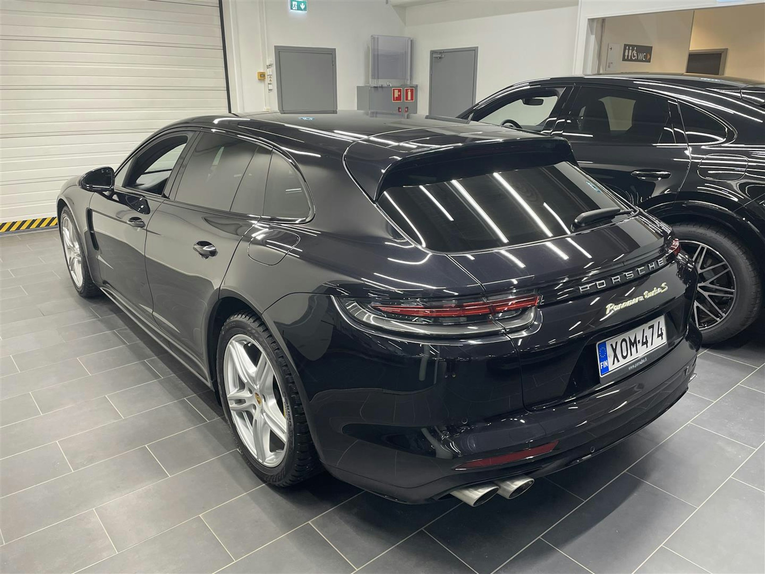 musta Porsche Panamera 2018 kuva 2.