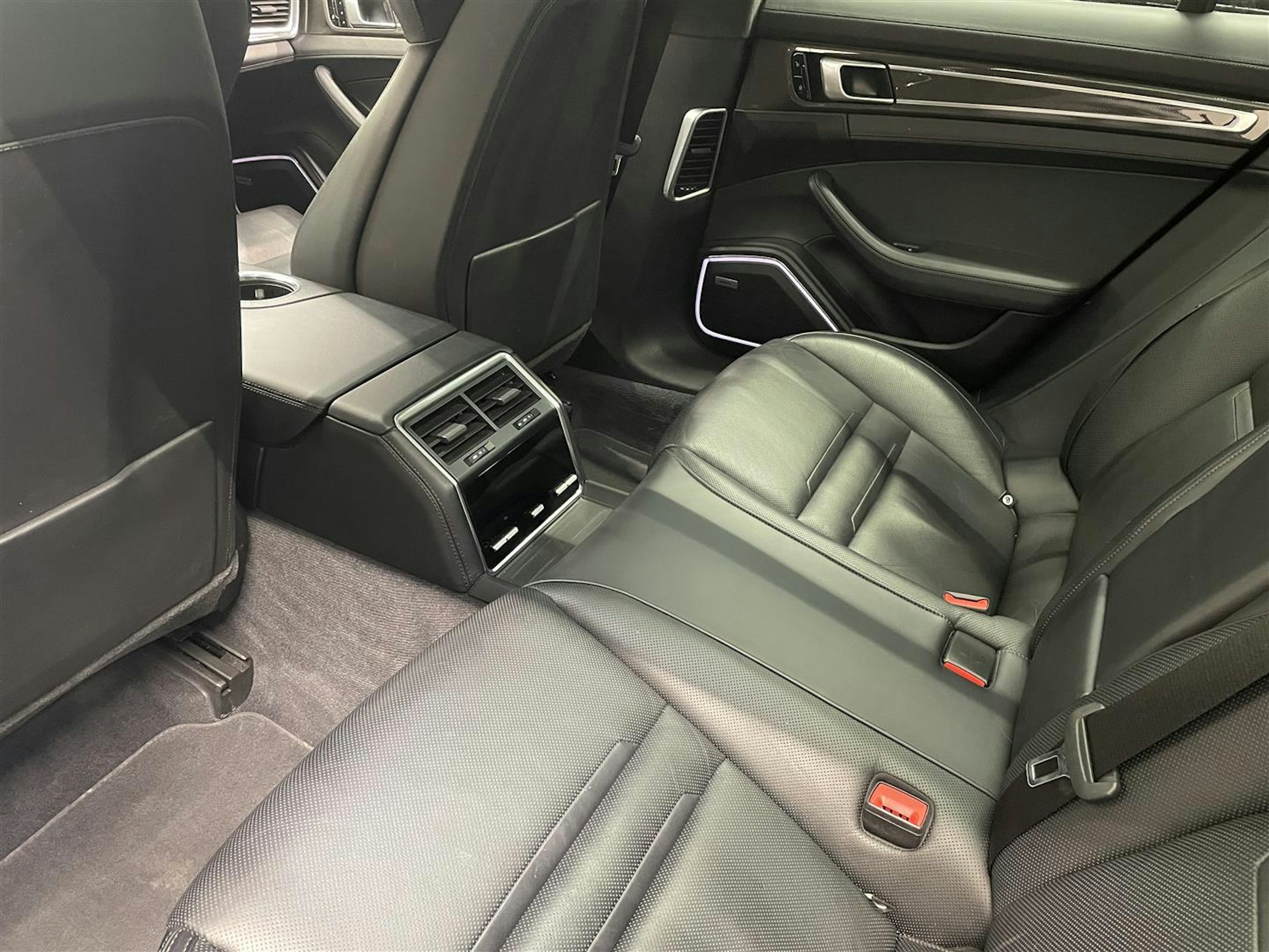 musta Porsche Panamera 2018 kuva 4.