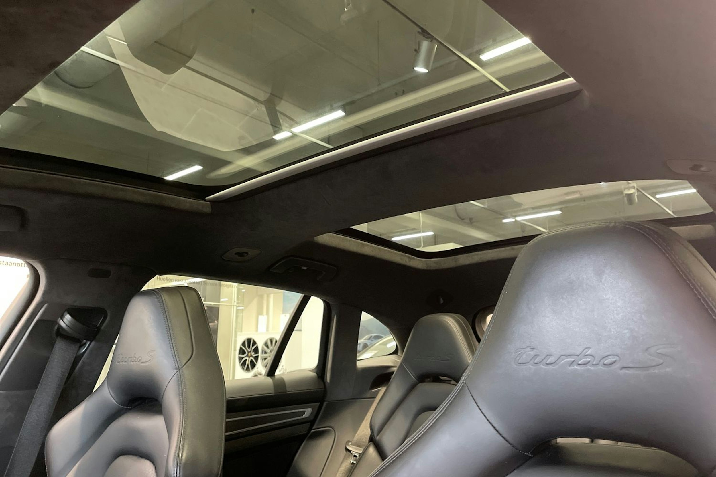 musta Porsche Panamera 2018 kuva 20.