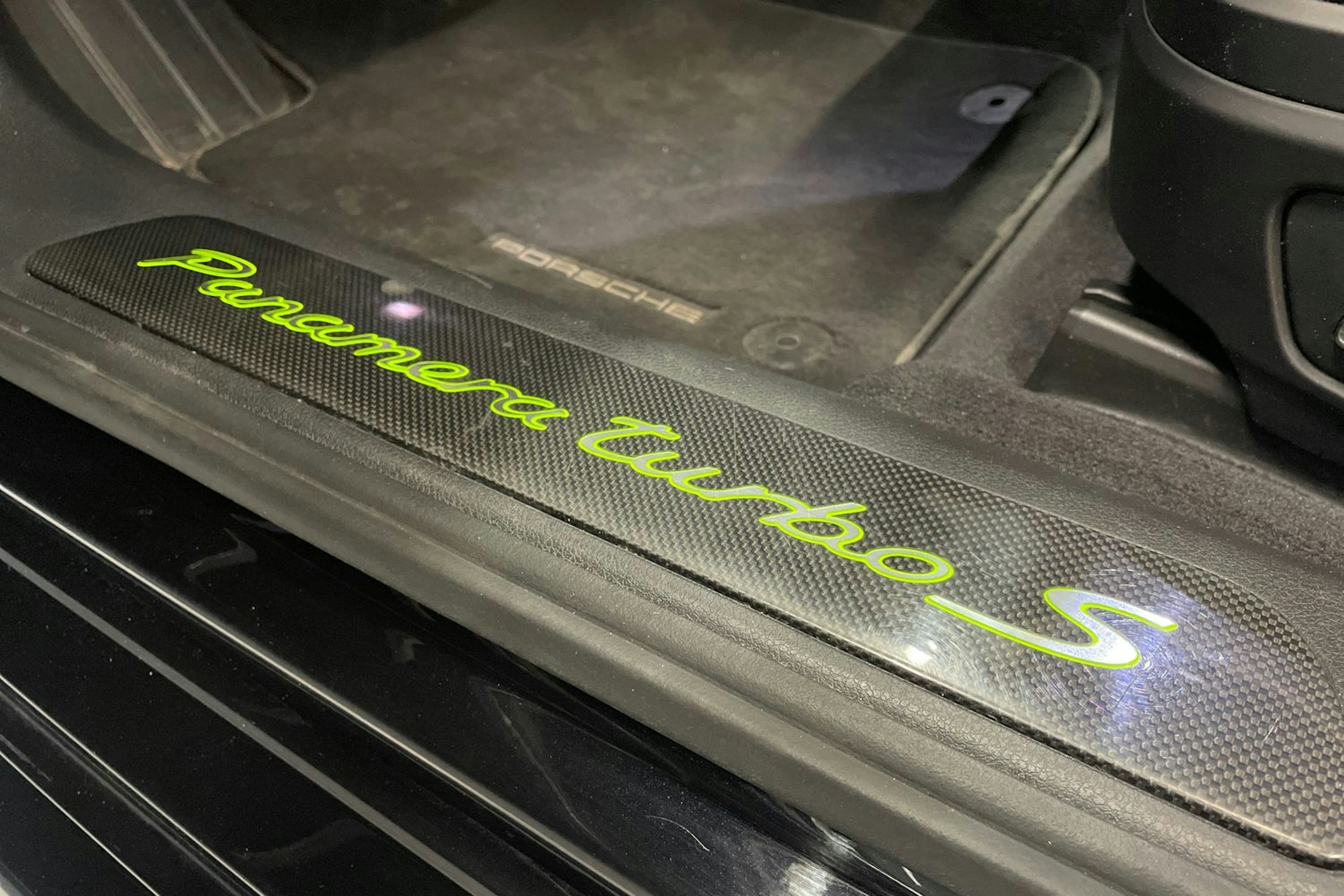 musta Porsche Panamera 2018 kuva 22.