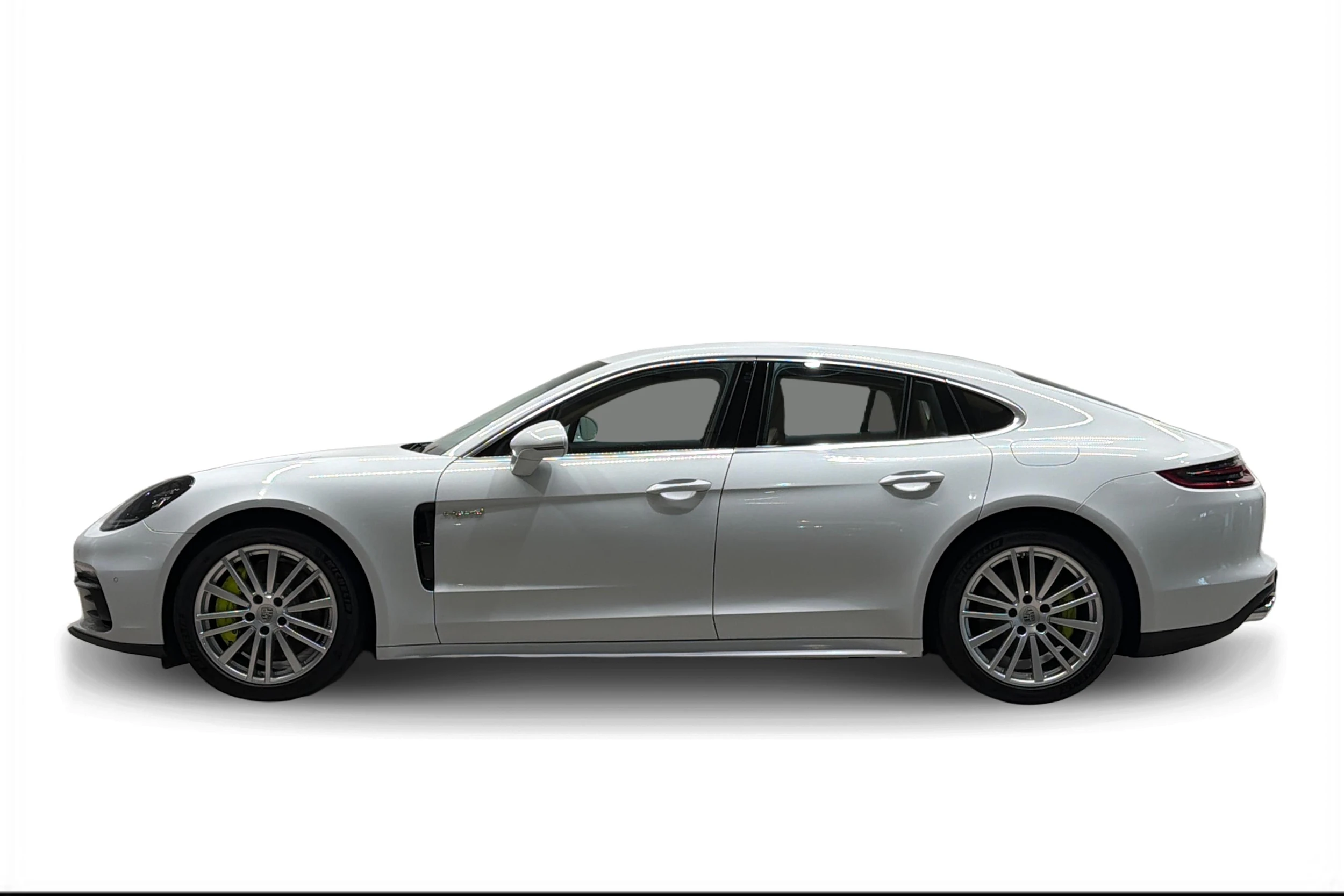 Valkoinen Porsche Panamera 2018 kuva 5.