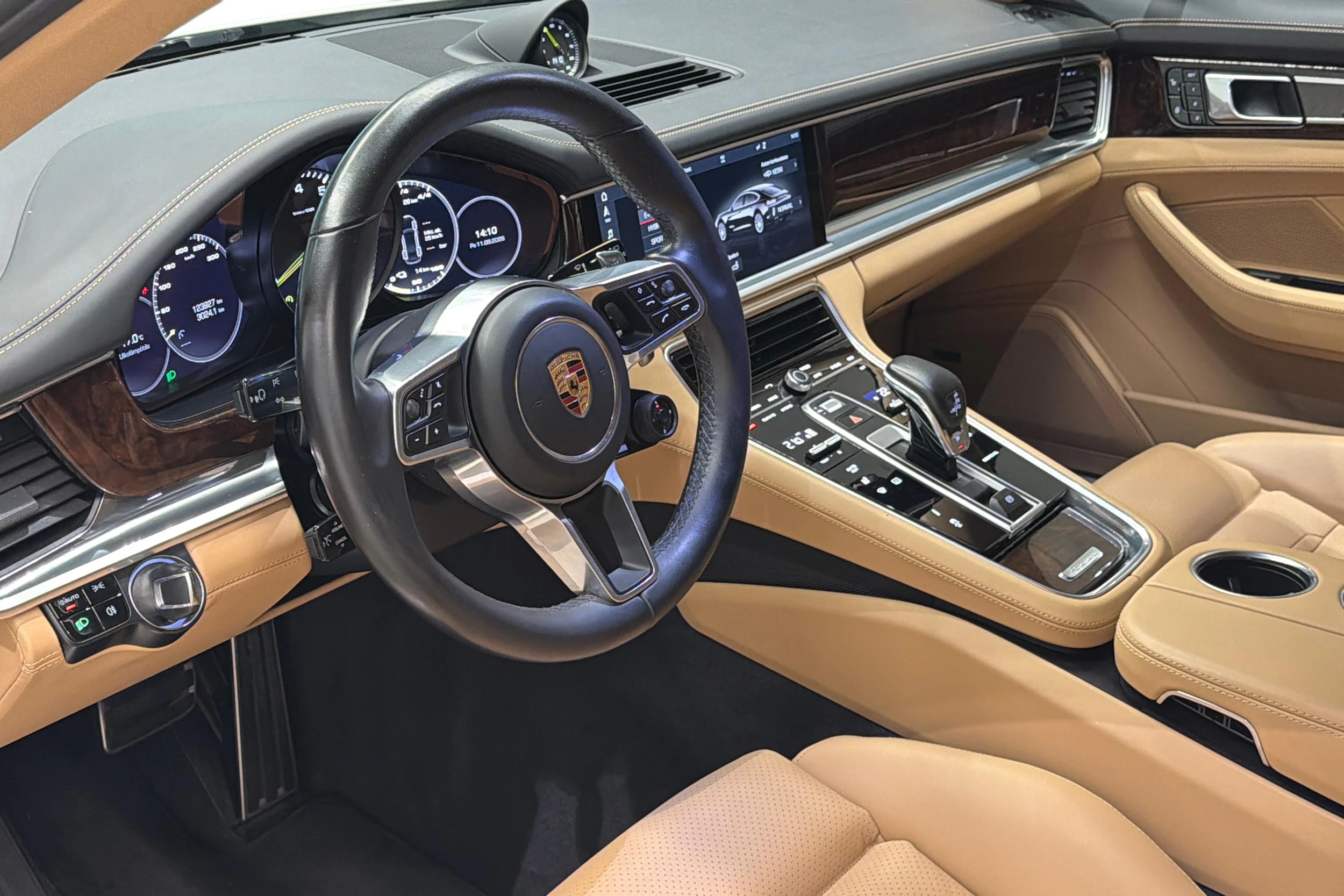 Valkoinen Porsche Panamera 2018 kuva 6.
