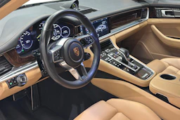 Valkoinen Porsche Panamera 2018 kuva 6.