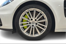 Valkoinen Porsche Panamera 2018 kuva 7.