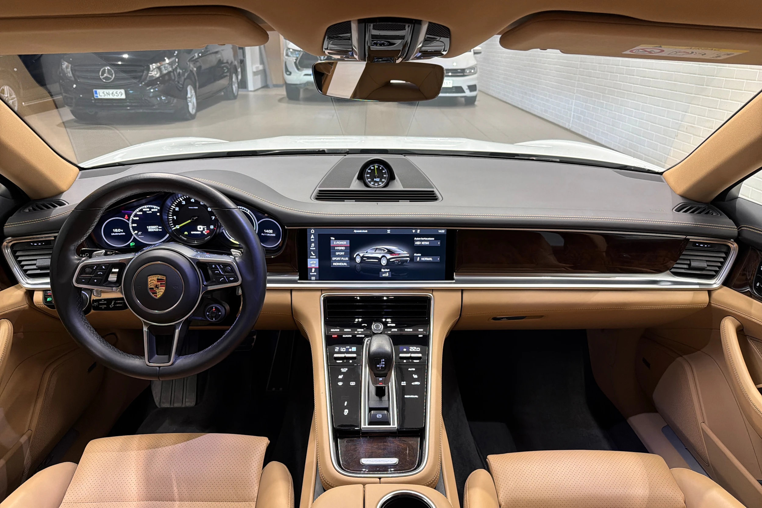 Valkoinen Porsche Panamera 2018 kuva 8.