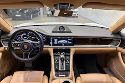 Valkoinen Porsche Panamera 2018 kuva 8.