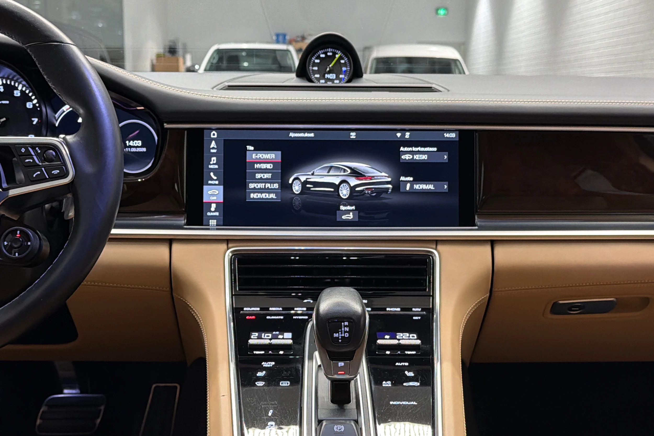 Valkoinen Porsche Panamera 2018 kuva 9.