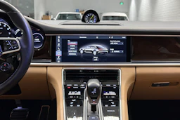 Valkoinen Porsche Panamera 2018 kuva 9.
