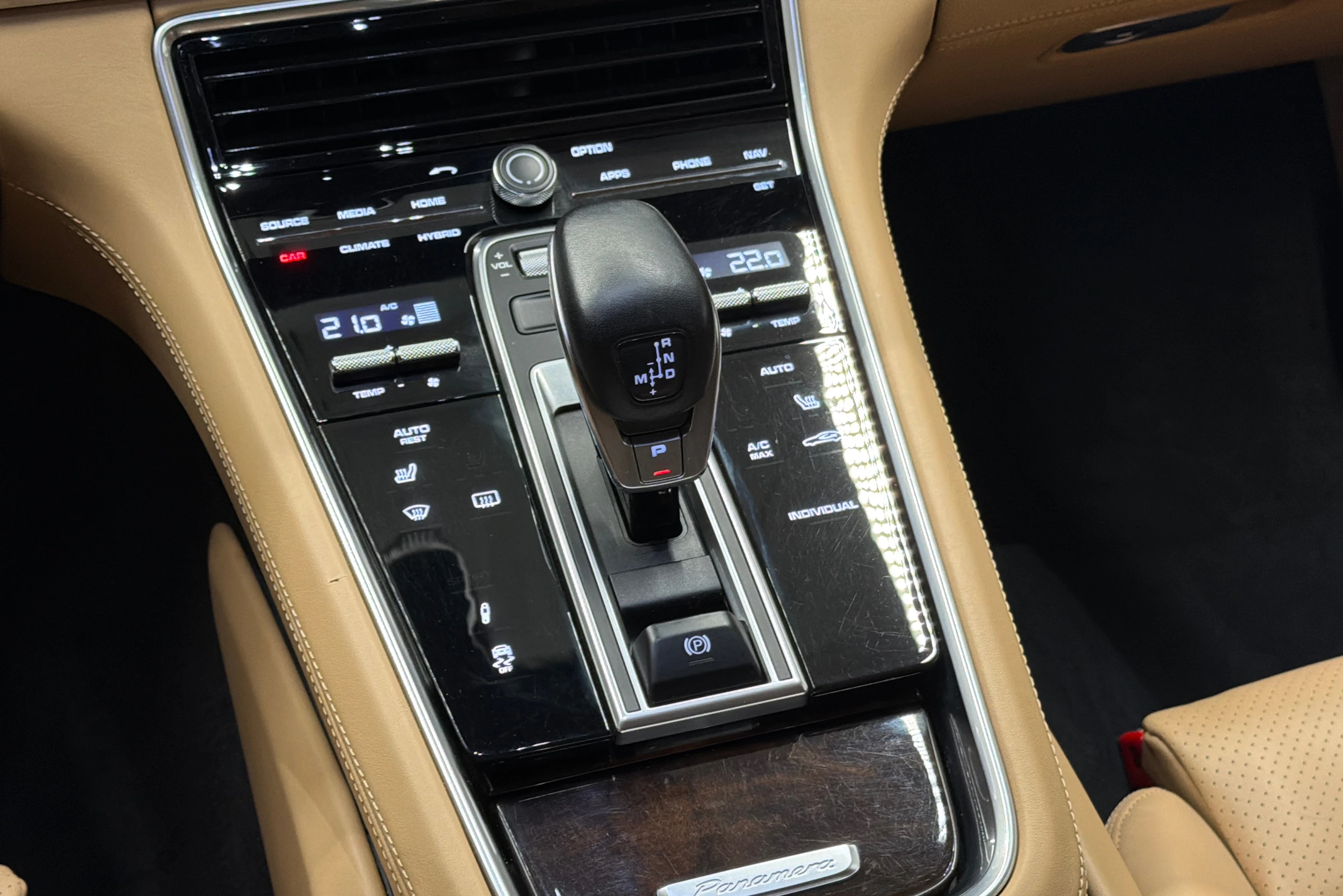 Valkoinen Porsche Panamera 2018 kuva 10.