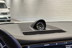 Valkoinen Porsche Panamera 2018 kuva 11.