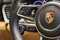 Valkoinen Porsche Panamera 2018 kuva 13.