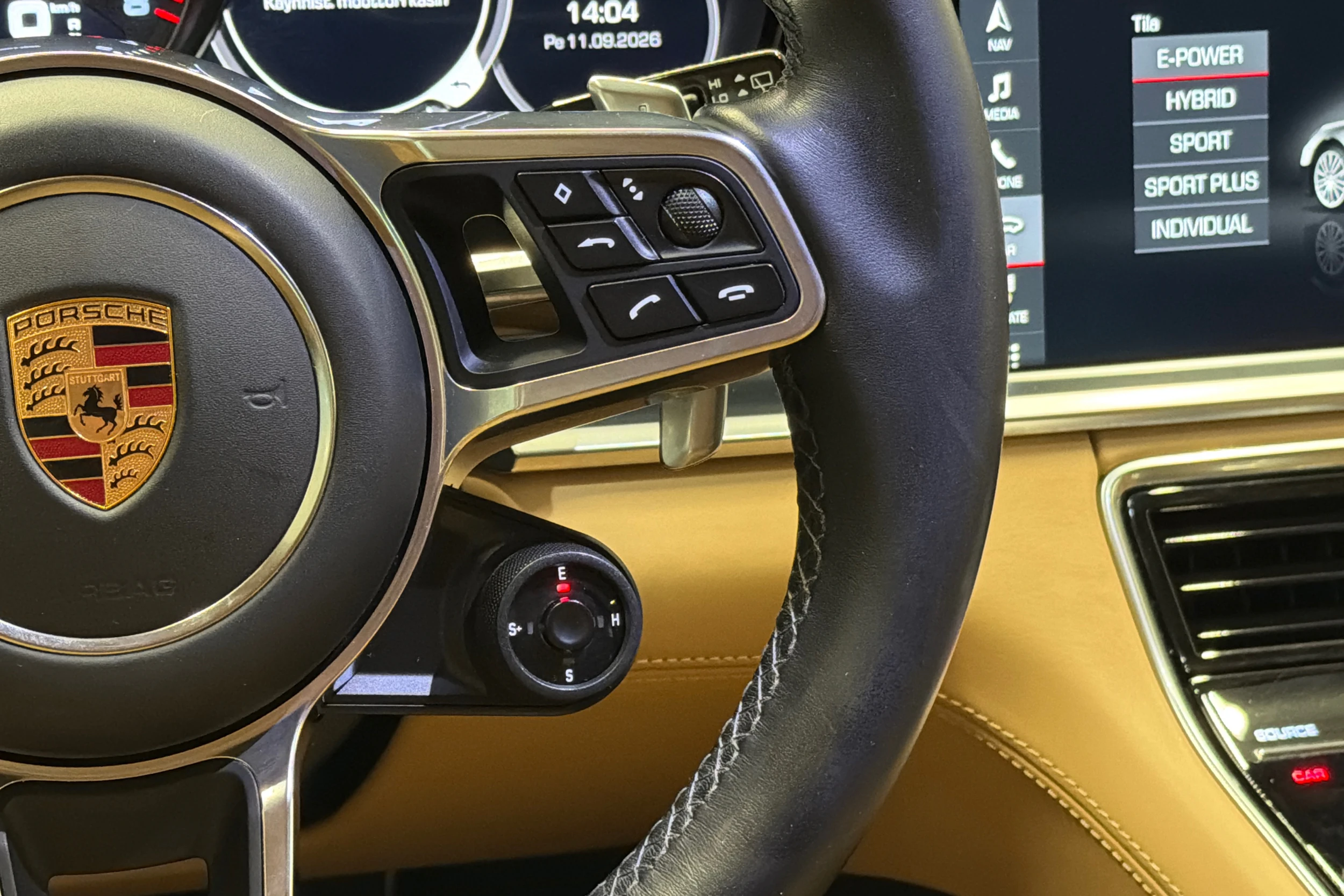 Valkoinen Porsche Panamera 2018 kuva 14.